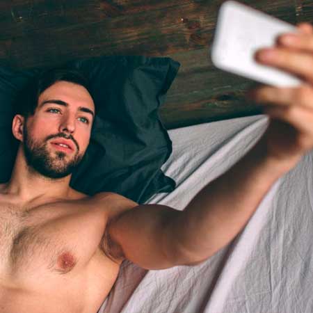 selfie de hombre en cama
